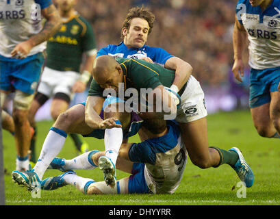 Edinburgh, Schottland. 17. November 2013. Schottlands Ruaridh Jackson und Greig Laidlaw Einhalt zu Gebieten Südafrikas JP Pietersen während der Herbst International Rugby Union Test zwischen Schottland und South Africaâ. Zum Murrayfield Stadium, Edinburgh. Bildnachweis: Aktion Plus Sport/Alamy Live-Nachrichten Stockfoto