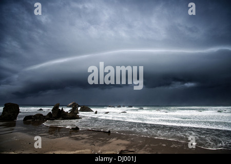 Gewitterwolken über dem Strand von Bandon, Oregon Küste bei Sonnenuntergang Stockfoto