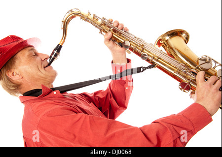 Männlichen Darsteller spielen eine Messing-Tenor-Saxophon mit Silber Ventile und Perlmuttknöpfen mit Ausdruck Stockfoto