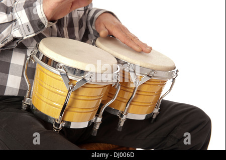 Männliche Figur spielen und Trommeln auf gelben Bongo auf seinem Schoß Stockfoto