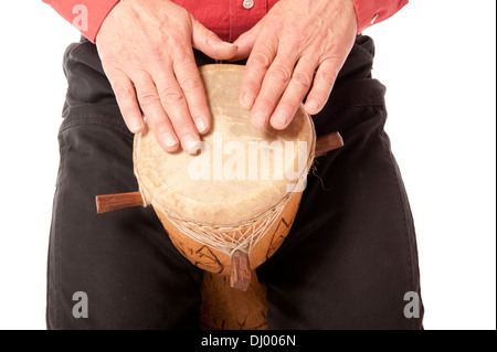 Männliche Figur spielen und Trommeln auf afrikanischen Trommel auf seinem Schoß Stockfoto