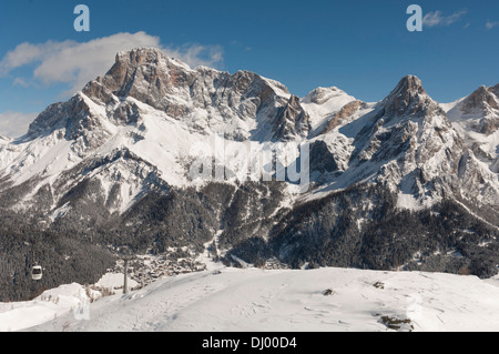 Tognola Skilift und San Martino di Castrozza auf dem Vordergrund, Bozen, Trentino Alto Adige, Italien. Stockfoto