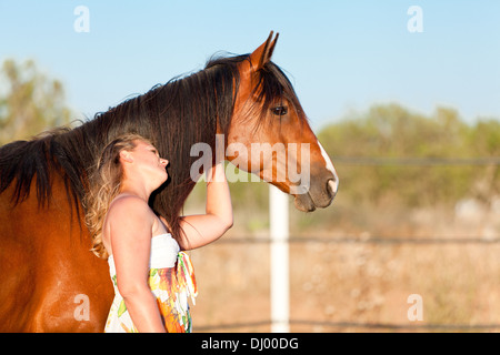 junge Frau Training Pferd draußen im Sommer Choreographie Stockfoto