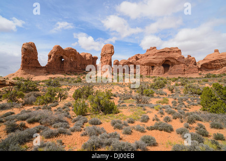 Windows-Bereich mit Blick auf Doppelbogen, Arches-Nationalpark, Utah, USA Stockfoto