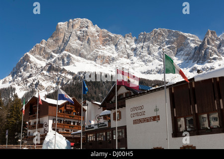 San Martino di Castrozza und Pale di San Martino auf dem Hintergrund Stockfoto