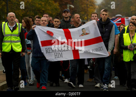 Woolwich London, UK. 17. November 2013. Eine kleine Gruppe von Demonstranten mit mögliche Verbindungen zu rechtsextremen Gruppen an Lee Rigby Denkmal zu Fuß zum achten, britische Armee Soldat (Schlagzeuger) Lee Rigby, wurde angegriffen und getötet von zwei bewaffneten Männern, in der Nähe der Royal Artillery Barracks in Woolwich am 22. Mai 2013 endet in einer Kranzniederlegung Zeremonie teilnehmen und zwei Minuten Stille am Eingang der Woolwich barracks Credit : Amer Ghazzal/Alamy Live-Nachrichten Stockfoto