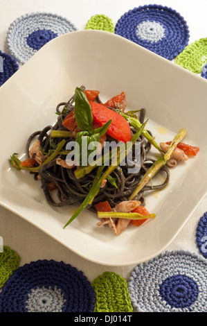 Schwarzen Tintenfisch-Tinte-Linguine mit Tintenfisch und puntarelle Stockfoto