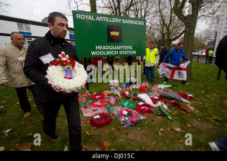 Woolwich London, UK. 17. November 2013. Eine kleine Gruppe von Demonstranten mit mögliche Verbindungen zu rechtsextremen Gruppen an Lee Rigby Denkmal zu Fuß zum achten, britische Armee Soldat (Schlagzeuger) Lee Rigby, wurde angegriffen und getötet von zwei bewaffneten Männern, in der Nähe der Royal Artillery Barracks in Woolwich am 22. Mai 2013 endet in einer Kranzniederlegung Zeremonie teilnehmen und zwei Minuten Stille am Eingang der Woolwich barracks Credit : Amer Ghazzal/Alamy Live-Nachrichten Stockfoto