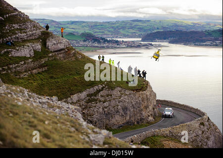Llandudno, Wales. 17. November 2013. Thierry Neuville und Nicolas Gilsoul von Belgien (BEL) während Auto fahren ihre Katar WORLD RALLY TEAM Ford Fiesta RS WRC auf der Great Orme-Bühne (SS22) Tag 4 der Wales-Rallye Großbritannien, die letzte Runde der 2013 FIA Rallye WM. Bildnachweis: Aktion Plus Sport/Alamy Live-Nachrichten Stockfoto