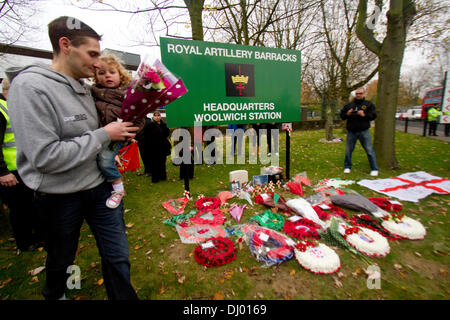 Woolwich London, UK. 17. November 2013. Eine kleine Gruppe von Demonstranten mit mögliche Verbindungen zu rechtsextremen Gruppen an Lee Rigby Denkmal zu Fuß zum achten, britische Armee Soldat (Schlagzeuger) Lee Rigby, wurde angegriffen und getötet von zwei bewaffneten Männern, in der Nähe der Royal Artillery Barracks in Woolwich am 22. Mai 2013 endet in einer Kranzniederlegung Zeremonie teilnehmen und zwei Minuten Stille am Eingang der Woolwich barracks Credit : Amer Ghazzal/Alamy Live-Nachrichten Stockfoto