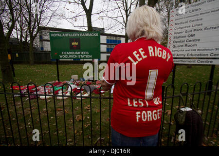 Woolwich London, UK. 17. November 2013. Eine kleine Gruppe von Demonstranten mit mögliche Verbindungen zu rechtsextremen Gruppen an spazieren Lee Rigby Denkmal zu achten, Soldat der britischen Armee (Schlagzeuger) Lee Rigby, wurde angegriffen und getötet von zwei bewaffneten Männern in der Nähe der Royal Artillery Barracks, in Woolwich am 22. Mai 2013 endet in einer Kranzniederlegung Zeremonie teilnehmen und zwei Minuten Stille am Eingang der Woolwich barracks Credit : Amer Ghazzal/Alamy Live-Nachrichten Stockfoto