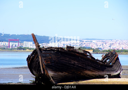 Verlassene Fischerboot bei Seixal, Portugal Stockfoto