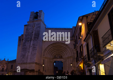 Piazza Garibaldi, San Francesco della Scarpa Kirche und Glockenturm im Hintergrund. Sulmona. Stockfoto