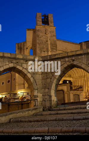 Piazza Garibaldi, San Francesco della Scarpa Kirche im Hintergrund. Sulmona. Stockfoto