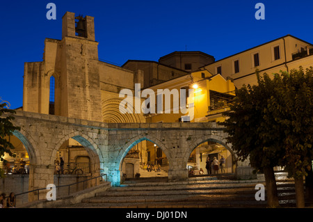 Piazza Garibaldi, San Francesco della Scarpa Kirche im Hintergrund. Sulmona. Stockfoto