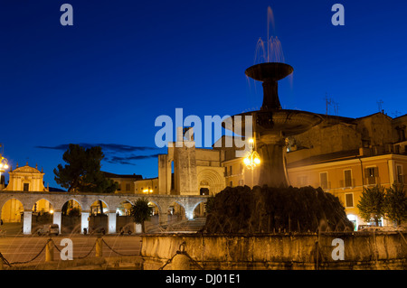 Piazza Garibaldi, San Francesco della Scarpa und Del Carmine-Kirche auf dem Hintergrund. Sulmona. Stockfoto