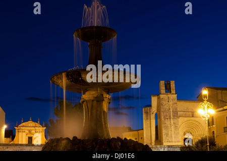 Piazza Garibaldi, San Francesco della Scarpa und Del Carmine-Kirche auf dem Hintergrund. Sulmona. Stockfoto