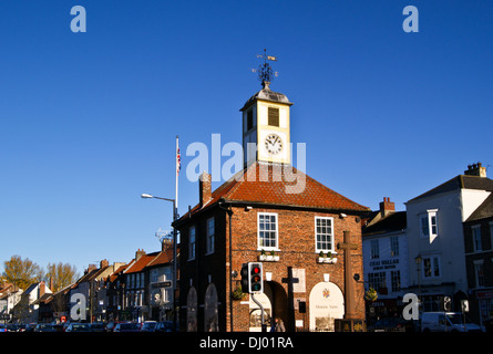 Rathaus von Thomas Belasyse, 1710 und Kreuz des Opfers, High Street, yarn, County Durham, England Stockfoto