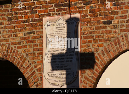 Boer-Krieg-Denkmal auf das Rathaus und die Schatten der Cross of Sacrifice, High Street, yarn, County Durham, England Stockfoto