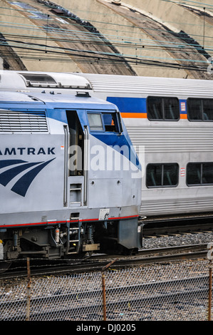 Amtrak P42DC Lok Nr. 24 nähert sich Union Station, Washington, DC Stockfoto