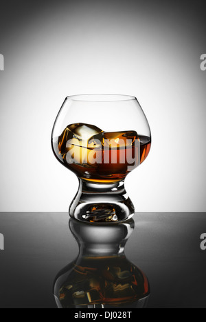 Whisky im Glas mit Eis Stockfoto