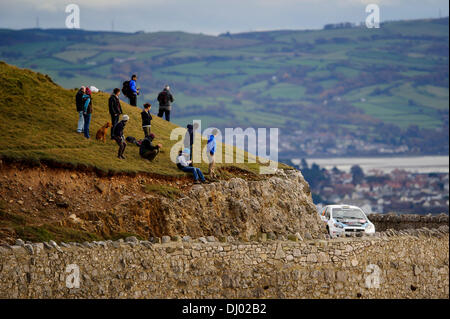 Llandudno, Wales. 17. November 2013. Luca Hoelbling und Mauro Grassi von Italien (ITA) während Auto fahren ihre Freibeuter Fiat Punto S2000 auf der Great Orme-Bühne (SS22) Tag 4 der Wales-Rallye Großbritannien, die letzte Runde der 2013 FIA Rallye WM. Bildnachweis: Aktion Plus Sport/Alamy Live-Nachrichten Stockfoto