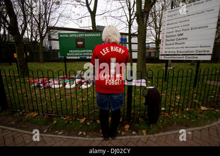 Woolwich London, UK. 17. November 2013. Eine kleine Gruppe von Demonstranten teilzunehmen spazieren Lee Rigby Denkmal mit möglichen Verbindungen zu rechtsextremen Gruppen Respekt, Soldat der britischen Armee (Schlagzeuger) Lee Rigby, wurde angegriffen und getötet von zwei bewaffneten Männern in der Nähe der Royal Artillery Barracks, in Woolwich am 22. Mai 2013 endet in einer Kranzniederlegung Zeremonie und zwei Minuten Stille am Eingang der Woolwich barracks Credit : Amer Ghazzal/Alamy Live-Nachrichten Stockfoto