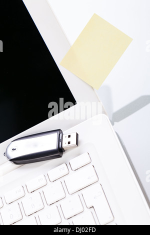 Notebook Laptop mit post-it Memo und USB-Stick Nahaufnahme Makro Objekte Büro Stockfoto