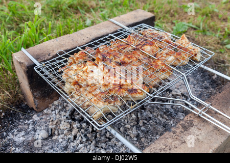 Grill mit lecker gegrilltem Fleisch auf dem grill Stockfoto