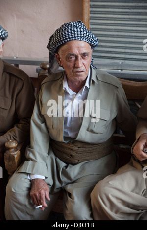 Alter Mann, gekleidet in eine traditionelle kurdische Kleidung Stockfoto