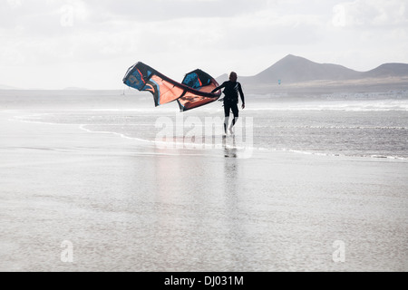 Kitesurfer Abrufen von seinem Kite am Strand von famara Stockfoto