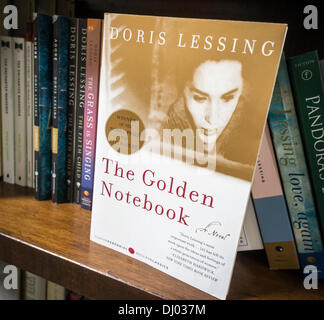 New York, USA. 17. November 2013. Bücher geschrieben von Nobelpreisträgerin Doris Lessing sind auf Sonntag, 17. November 2013 in einem Buchladen Regal in New York gesehen. Der Autor verstarb heute im Alter von 94 Jahren. Bildnachweis: Richard B. Levine/Alamy Live-Nachrichten Stockfoto