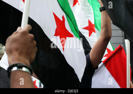 Winkenden Hand syrische Fahnen Stockfoto