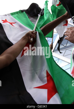 Winkenden Hand syrische Fahnen Stockfoto