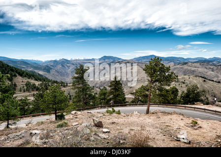 Lariat Trail Lookout Mountain Golden Colorado | GOLDEN, Colorado, Vereinigte Staaten – Eine Serpentine auf dem Lariat Trail kurbelt entlang des Lookout Mountain, mit schneebedeckten Gipfeln der Front Range über den Clear Creek Canyon. Die Route wurde 1913 als eine der frühesten eigens errichteten Straßen Colorados erbaut und führt zum Gipfel des Berges, wo Buffalo Bill Cody begraben ist und die Ebenen überblickt, die er einst als Schauspieler des Wilden Westens durchquerte. Stockfoto