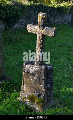 Grabstein mit Rosen und cross-Design. Kirche des Heiligen Petrus. Heversham, Cumbria, England, Vereinigtes Königreich, Europa. Stockfoto