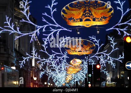 London, UK. 17. November 2013. Weihnachtsschmuck im West End, Regent Street. Bildnachweis: Stephen Chung/Alamy Live-Nachrichten Stockfoto