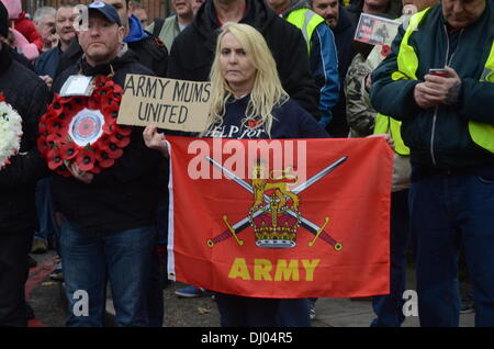 London, UK. 17. November 2013. LEE RIGBY MEMORIAL WALK Credit: JOHNNY ARMSTEAD/Alamy Live-Nachrichten Stockfoto