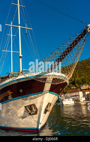 Das Schiff im Hafen Račišće, Insel Korcula, Kroatien Stockfoto