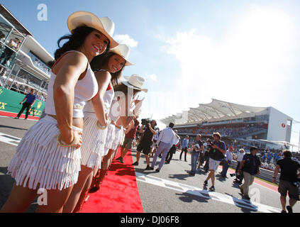 Austin, Texas, USA. 17. November 2013. 17.11.2013 Austin, TX. USA. Mädchen in der Startaufstellung vor dem Formel 1 United States Grand Prix Circuit of the Americas in Austin, Texas. Bildnachweis: Ralph Lauer/ZUMAPRESS.com/Alamy Live-Nachrichten Stockfoto