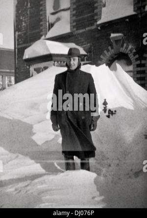 Mann stand in der Straße nach Blizzard mit Schnee Drift Deckung vor dem Haus im Winter vom Februar 1947 UK Stockfoto