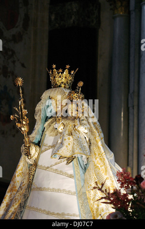 "Unsere Liebe Frau von Antwerpen" devotional Statue (Anonymous, der 1500) in der Antwerpener Liebfrauenkathedrale Stockfoto