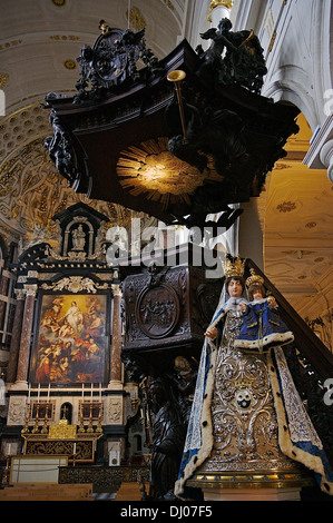 Eine Statue der Madonna mit Kind zeichnet sich durch eine reich verzierte Kanzel Eiche geschnitzt in den early1700 im Inneren der Kirche St Charles Borromeo Stockfoto