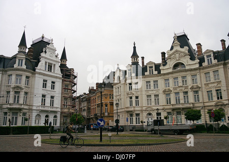 Ein Radfahrer in der Nähe von palastartigen Häusern unter die eklektische Architektur des Antwerpener schöne Zurenborg Nachbarschaft Pedale Stockfoto