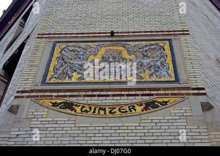 Mosaik auf dem "Winter"-Haus, eines der vier "Jahreszeiten" Häuser an einer Kreuzung in Antwerpens historische Zurenborg Nachbarschaft. Stockfoto