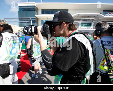 Austin, Texas, USA. 17. November 2013. 17.11.2013 Austin, TX. USA. Los Angeles Angels Krug C.J. Wilson nimmt Bilder in der Startaufstellung während des Formel 1 United States Grand Prix Circuit of the Americas in Austin, Texas. Bildnachweis: Ralph Lauer/ZUMAPRESS.com/Alamy Live-Nachrichten Stockfoto