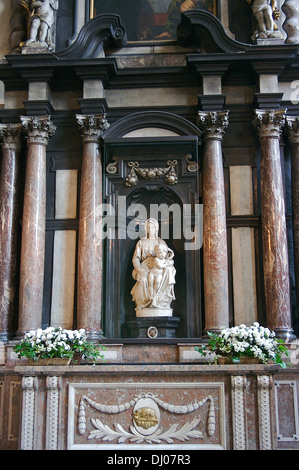 Innen-Onze-Lieve-Vrouwekerk (Liebfrauenkirche) ist Michelangelos "Madonna mit Kind," Brügge, Belgien Stockfoto