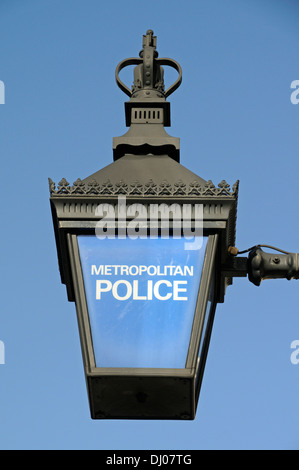 Traditionelle blaue Lampe, Licht oder Laterne mit Metropolitan Police auf Vorderseite außerhalb Holborn Police Station, London England UK Stockfoto