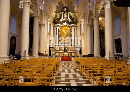 Mit Blick auf den Altar einer Kirche in Brügge, Belgien Stockfoto