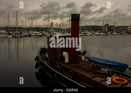 alte Schlepper Boot Hafen Rettungsring ruhiges Wasser Stockfoto